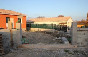 Chantier à Soyaux (Charente) où Authentique Fenêtres a posé un portail PVC Charuel fabriqué en France