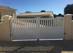 Portail aménagé sur une maison à Soyaux (Charente) par Authentique Fenêtres, votre installateur Charuel