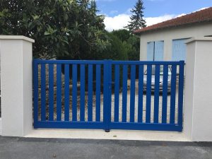 Portail aluminium battant modèle Country installé par Authentique Fenêtre