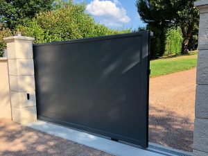 Portail CHARUEL alu coulissant galène posé par Authentique Fenêtres