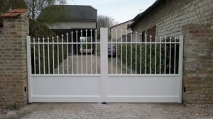 Portail battant en aluminium électrique, modèle souverain, coloris blanc RAL9010 près d'Asfeld