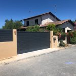 pose d'un portail coulissant électrique en aluminium et d'une cloture à l'allure contempaine