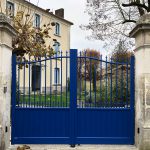 Portail traditionnel en aluminium bleu à battant motorisé