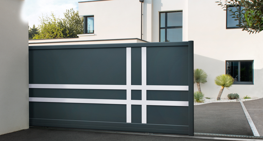 Portail alu coulissant modèle GUZMANIA fabriqué sur mesure en France